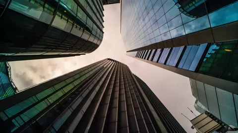 Low angle view skyscraper office building reflecting clouds timelapse hyperlapse Vidéo 206436212