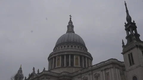 A low angle view of St. Paul Cathedral’s dome during a snowfall. Stock Footage 116787961