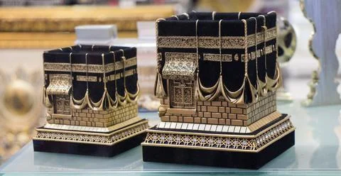 Low angle view of tiny statues representation Kaaba, on the table Foto stock
