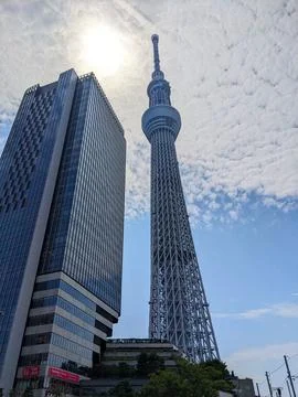Low-angle view of Tokyo Skytree next to a modern shopping mall Foto stock