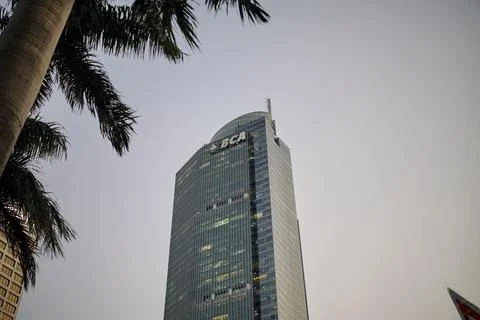 Low angle view of the towering Menara BCA skyscraper in the central business Stock-Fotos