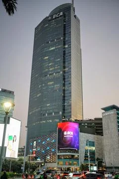 Low angle view of the towering Menara BCA skyscraper in the central business Stock-Fotos