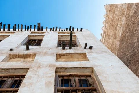 Low-angle view of a traditional Arab building with whitewashed walls and beams Fotos de archivo