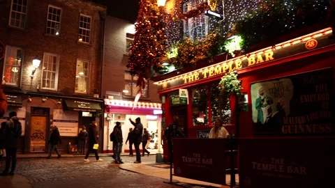 Low Angle View Of Traditional Temple Bar Pub At Night Vidéo 327625012
