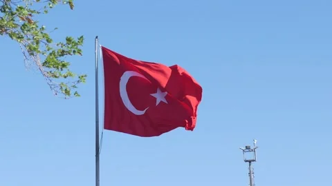 Low Angle View Of Turkish Flag Against Sky. Vidéo 296245509