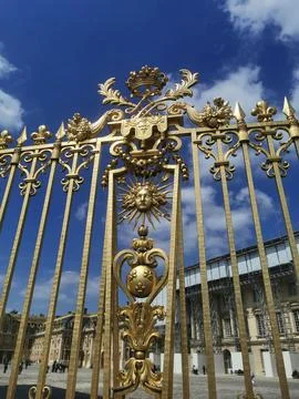 Low-angle view of Versailles palace showing the sun symbol of Luis XIV Stockfoto's