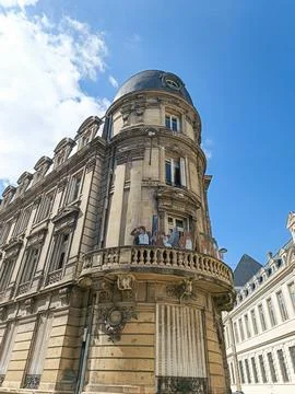 A low-angle view of a vintage corner building featuring intricate historica.. Fotos de archivo