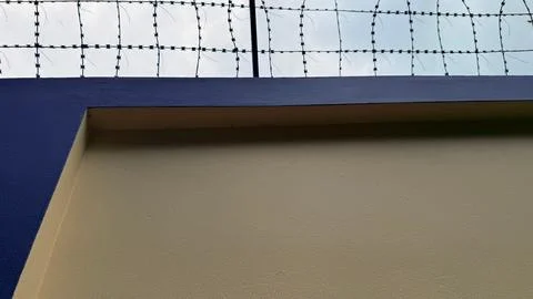 Low angle view of a wall with a dark blue upper trim and an off white main su Foto stock