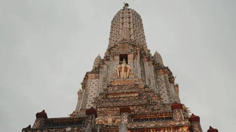 Low angle view of the wat arun ratchawararam ratchawaramahawihan buddhist temple 스톡 동영상 346642956