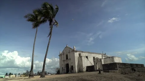 Low-angle view of the whitewashed Church of Santo António Vidéo 345004195