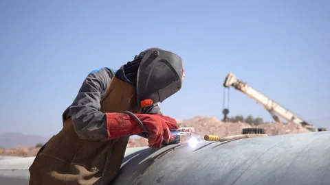 Low Angle View of Worker Arc Welding Metal Pipeline (With Audio) Vídeos de archivo 334940538