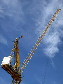 Low angle view of yellow construction crane against blue sky 库存照片