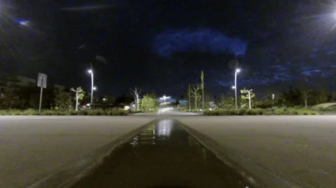 Low angle water stream to street at night Vídeo Stock 35840474