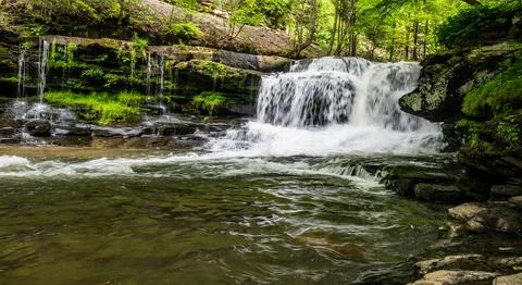 Low Angle Of Water Streaming Down The Waterfall Along Dunloup Creek Foto stock