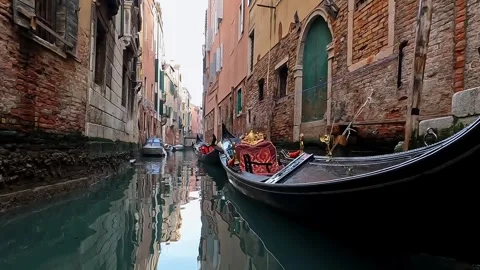 Low angle water surface pov of gondola in venetian canal 動画素材 280887269