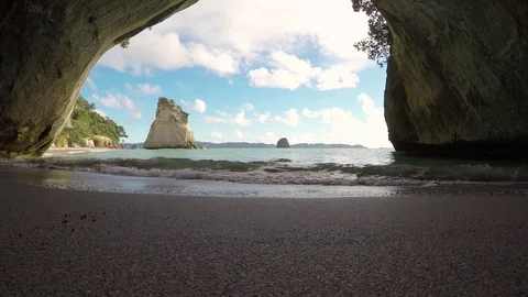 Low-angle of waves rolling in at a beach cove in New Zealand 库存影片 82858352