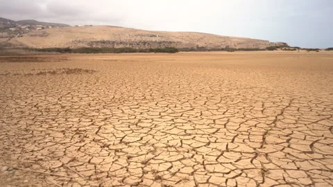 Low Angle Wide Shot of Cracked Parched Earth in Arid Drought Landscape Vídeos de archivo 334698915