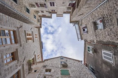 Low angles shot of old stone buildings in the old town of Kotor, Montenegro 스톡 사진