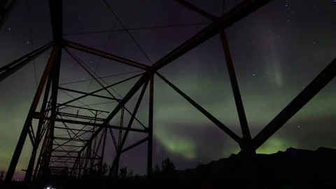 Low aurora northern lights  time lapse over Knik River Bridge, Alaska 스톡 동영상 85082085