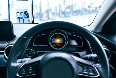 Low battery caution display on screen of a electric car instrument panel Foto stock