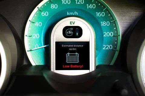 Low battery warning light on black screen instrument panel Foto stock