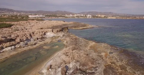 Low from the cliffs to a wide shot of the bay Vídeos de archivo 82382985