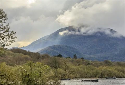Low cloud in the distance over the MacGillycuddy Reeks Foto stock