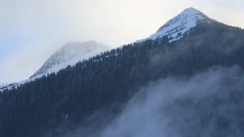 Low clouds and snowy mountain in Ketchican Alaska Vidéo 104867890