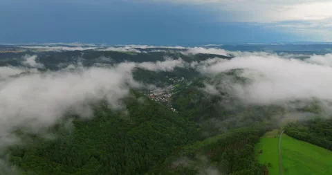 Low clouds covering part of the landscape. Heavy clouds, green vegetation. Mist Vídeo Stock 253174426
