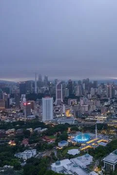 Low clouds drape over the city Foto stock