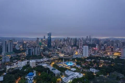Low clouds drape over the city Foto stock