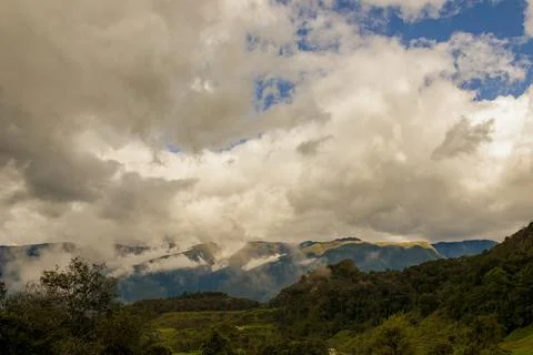 Low clouds floating over t he mountains in the eastern Andean range of Colomb Foto stock