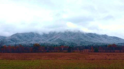 Low Clouds Hugging Frosty Mountain in Autumn Foto stock