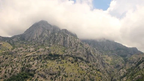 Low clouds on the mountain peaks Stock-Footage 91577176