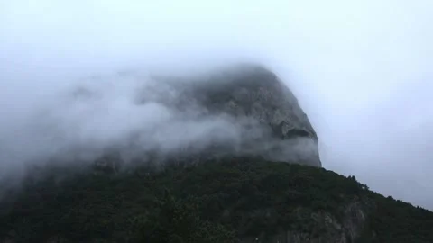 Low clouds in the mountains. Fog movement on high cliffs. 库存影片 158459713