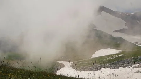 Low clouds in the mountains Видео 80558310