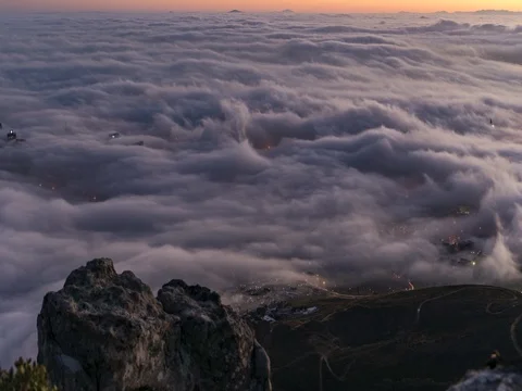 Low clouds moving over Cape Town Stock Footage 78316640