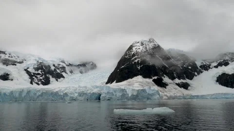 Low clouds over massive glaciers and rugged mountains in Antarctica 库存影片 335291048