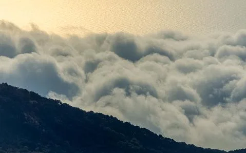 Low clouds over valley, view from the mountains. Low clouds. Foto stock