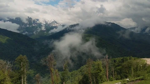 Low clouds rise rapidly in the mountains Stock Footage 111777307
