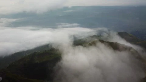 Low Clouds Rolling Over Green Mountain Ridge — Drone Landscape Vídeo Stock 343109953