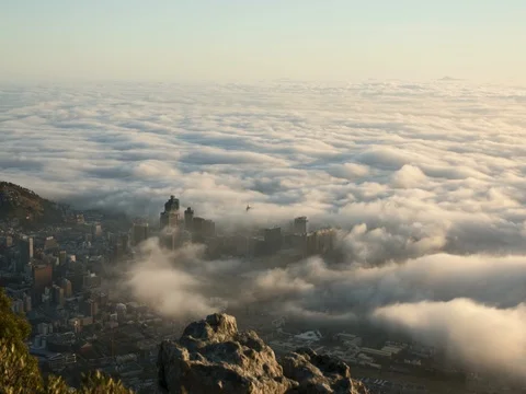 Low clouds rolling through the Cape Town CBD Stock Footage 78316706