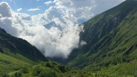 Low Clouds Rolling Through Mountain Valley in Sochi Stockbeeldmateriaal 300199424