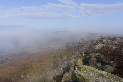 Low clouds tumble over Baslow Edge, Derbyshire Stockfoto's