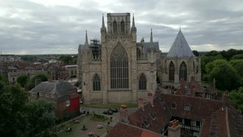 Low cloudy aerial view of York Minster cathedral in Yorkshire Vídeo Stock 208000683