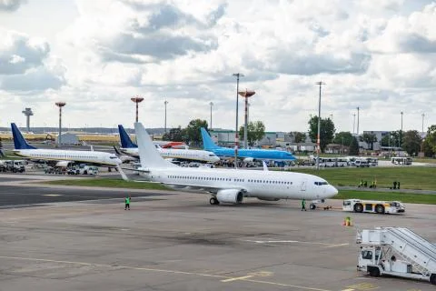 Low-cost airplanes queue for loading on airfield Foto stock