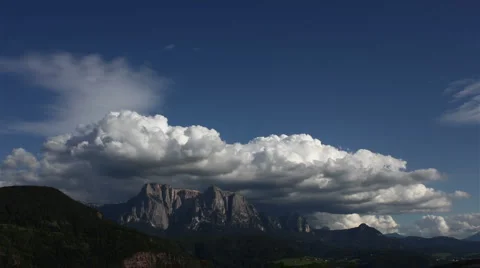 Low cumulus clouds over mountain Video stock 1056352