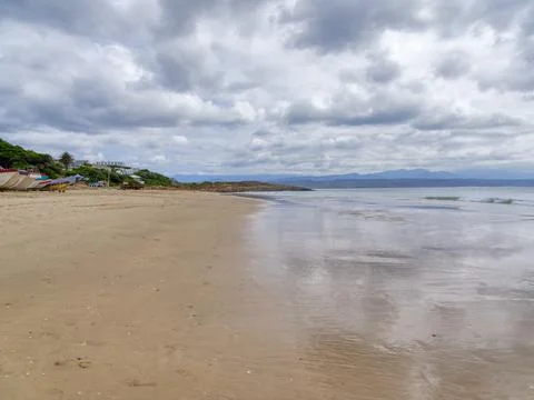Low dark clouds hover over Plettenberg beach Foto stock
