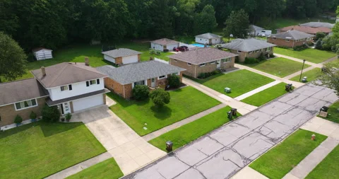Low-density two story private homes with large lot size and green grassy lawns Stock-Footage 335255326