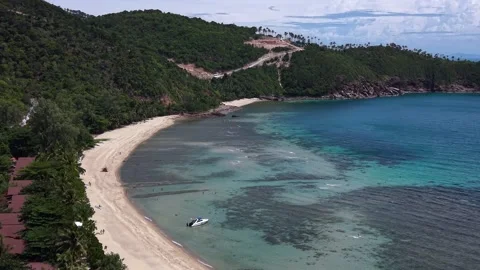Low Drone Flight Along Tropical Sandbar Beach in Thailand Vidéo 337343152